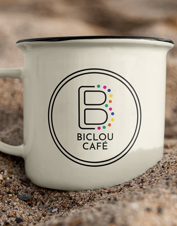 Identité visuelle Biclou café sur un mug dans du sable